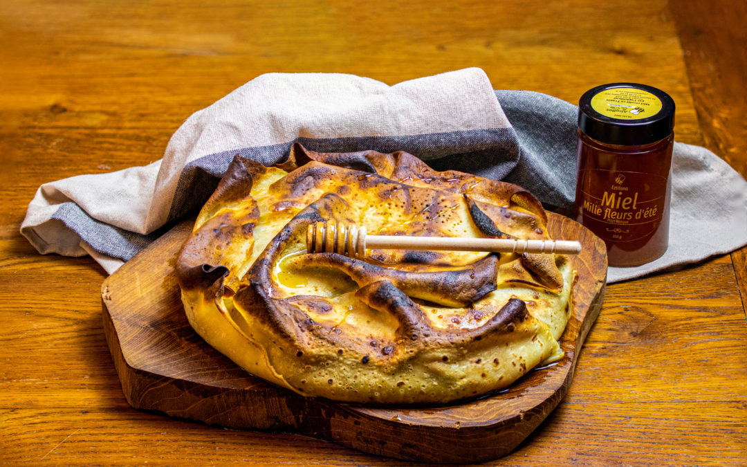 Crêpes façon pastilla, magret séché, poire, chèvre miel