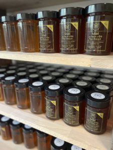 Mise en pot et étiquetage du miel du pays basque